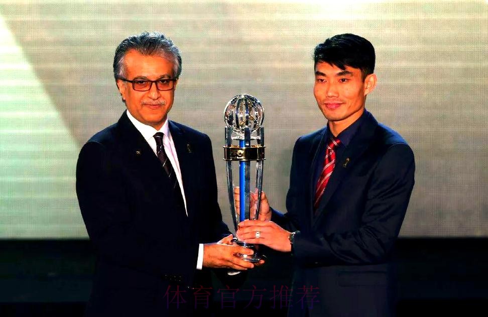 郑智荣膺亚洲足球先生 中国时隔12年再获此荣誉 郑智荣膺亚洲足球先生 中国时隔12年再获此荣誉